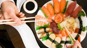 Seenaknya Makan Sushi di Depan Istri Hamil, Pria Ini Dihujat Warganet