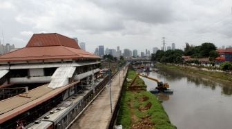 Pengerukan Endapan Lumpur Kali Ciliwung