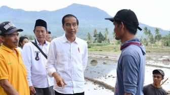 Presiden Joko Widodo meninjau pelaksanaan Program Padat Karya Tunai di Kecamatan Penengahan, Lampung Selatan, Provinsi Lampung, Minggu (21/1/2018).[Foto: Setpres]