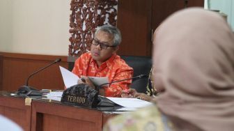 Teradu Ketua KPU Arief Budiman dalam sidang pelanggaran kode etik penyelenggara pemilu yang dipimpin Ketua Majelis Dewan Kehormatan Penyelenggara Pemilu (DKPP), Hardjono, bersama anggota, di Gedung DKPP, Jakarta, Senin (22/1/2018). [Suara.com/Oke Atmaja]