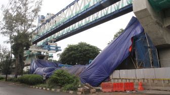 Suasana di proyek konstruksi Light Rail Transit (LRT) yang menghubungkan Kelapa Gading-Velodrome setelah roboh, di Jakarta, Senin (22/1/2018). [Suara.com/Oke Atmaja]