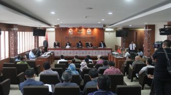 Ketua Majelis Dewan Kehormatan Penyelenggara Pemilu (DKPP), Hardjono, bersama anggota Majelis DKPP memimpin sidang pelanggaran kode etik penyelenggara pemilu dengan teradu Ketua KPU Arief Budiman dan jajaran KPU Provinsi Papua di Gedung DKPP, Jakarta, Senin (22/1/2018). [Suara.com/Oke Atmaja]