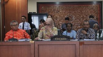 Teradu Ketua KPU Arief Budiman dalam sidang pelanggaran kode etik penyelenggara pemilu yang dipimpin Ketua Majelis Dewan Kehormatan Penyelenggara Pemilu (DKPP), Hardjono, bersama anggota, di Gedung DKPP, Jakarta, Senin (22/1/2018). [Suara.com/Oke Atmaja]