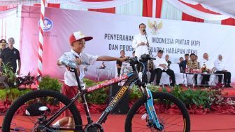 Jokowi Bagikan 1.700 KIP dan 994 PKH di Palembang