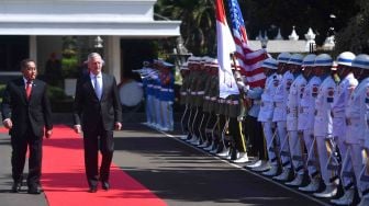 Menteri Pertahanan Ryamizard Ryacudu (kiri) bersama Menteri Pertahanan Amerika Serikat James Mattis memeriksa pasukan sebelum pertemuan bilateral di kantor Kementerian Pertahanan, Jakarta, Selasa (23/1).