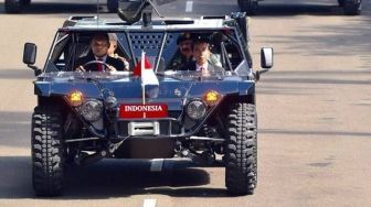 Gagahnya Jokowi Naik Panser di Cilangkap
