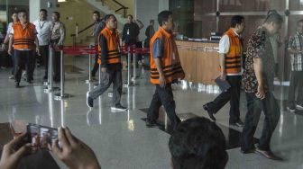 Sejumlah tahanan dari berbagai kasus korupsi yang sedang dijadwalkan menjalani pemeriksaan bergegas meninggalkan gedung KPK saat dievakuasi pasca gempa yang mengguncang di kawasan Kuningan, Jakarta, Selasa (23/1)