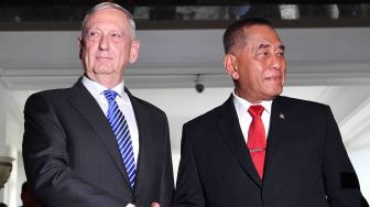 Menteri Pertahanan Ryamizard Ryacudu (kanan) bersalaman dengan Menteri Pertahanan Amerika Serikat James Mattis (kiri) usai pertemuan bilateral di kantor Kementerian Pertahanan, Jakarta, Selasa (23/1).