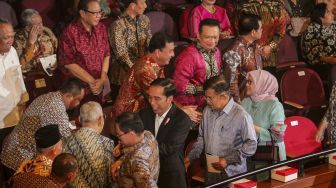 Presiden Joko Widodo didampingi Wakil Presiden Jusuf Kalla dan sejumlah pejabat tinggi negara menghadiri perayaan hari ulang tahun Presiden ke-5 RI Megawati Soekarnoputri ke-71 di Teater Taman Ismail Marzuki, Jakarta, Selasa (23/1).