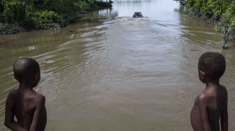 Sejumlah anak melihat speedboat membawa warga yang menderita gizi buruk keluar dari kampung Warse, Distrik Jetsy, Kabupaten Asmat, Papua, Rabu (24/1).