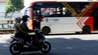 Sejumlah pengendara sepeda motor melawan arah arus lalu lintas di Kawasan Pasar Rumput, Jakarta, Rabu (24/1).