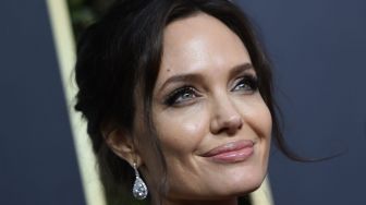 Antar Anak Masuk Kuliah, Angelina Jolie Berusaha Menahan Tangis