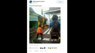 Kocak, Tingkah Bocah Ini di Lampu Merah Bikin Orang Bingung