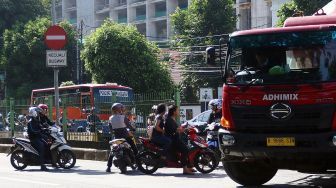 Sejumlah pengendara sepeda motor melawan arah arus lalu lintas di Kawasan Pasar Rumput, Jakarta, Rabu (24/1).