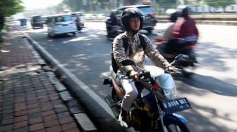 Sejumlah pengendara sepeda motor melawan arah arus lalu lintas di Kawasan Pasar Rumput, Jakarta, Rabu (24/1).