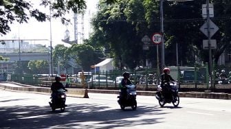 Sejumlah pengendara sepeda motor melawan arah arus lalu lintas di Kawasan Pasar Rumput, Jakarta, Rabu (24/1).