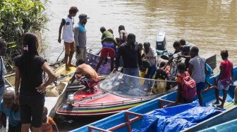 Sejumlah ibu dan anak-anak penderita gizi buruk bersiap naik speedboat di Distrik Jetsy, Kabupaten Asmat, Papua, Rabu (24/1).