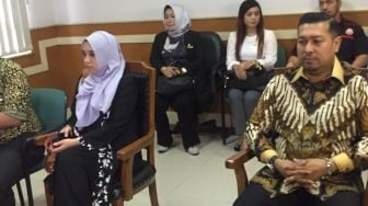 Tangis Ibunda Pecah Hadiri Sidang Cerai Salmafina