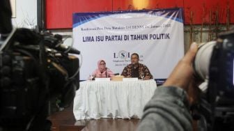 Hasil survei terbaru Lingkaran Survei Indonesia bertema ‘Lima Isu Partai di Tahun Politik’ di Jakarta, Rabu (24/1). 