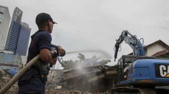 Pembongkaran bangunan bekas Pasar Blora di Jakarta, Kamis (25/1).