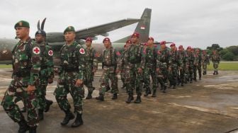 Tentara Nasonal Indonesia (TNI) mengirimkan satgas kesehatan ke Asmat, Papua, dari Lanud Halim Perdanakusuma, Jakarta, Kamis (25/1).