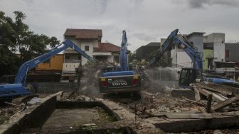 Pembongkaran bangunan bekas Pasar Blora di Jakarta, Kamis (25/1).