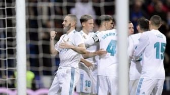 Karim Benzema (kiri) sempat membuat Real Madrid menyamakan kedudukan 1-1. JAVIER SORIANO / AFP