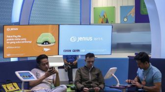 Nasabah memanfaatkan layanan digital di Jenius Live, bank BTPN di Jakarta, Jumat (26/1). 