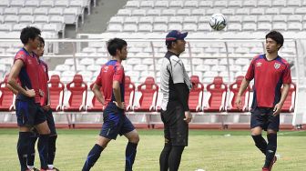 Pesepakbola FC Tokyo berlatih saat uji coba lapangan di Stadion Utama Gelora Bung Karno, Senayan, Jakarta, Jumat (26/1). 