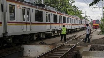 Perlintasan kereta api tanpa pintu dan tanda bahaya di kawasan Bandengan, Jakarta, Jumat (26/1). 