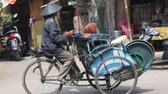 Becak di kawasan Penjaringan, Jakarta Utara, Jumat (26/1). 