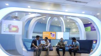 Nasabah memanfaatkan layanan digital di Jenius Live, bank BTPN di Jakarta, Jumat (26/1). 