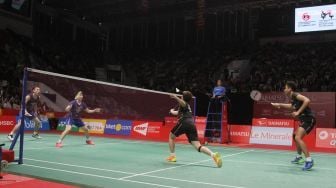 Ganda campuran unggulan pertama asal Indonesia, Tontowi Ahmad dan Liliyana Natsir melawan pasangan Cina, Zhang Nan dan Liu Xuanxuan dalam babak perempat final Indonesia Masters 2018 di Istora Senayan, Jakarta, Jumat (26/1).