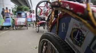 Sejumlah tukang becak melakukan pendataan identitas kepada petugas Kelurahan di kawasan kolong flyover Bandengan, Jakarta, Sabtu (27/1).