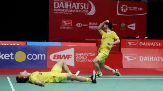 Kevin Sanjaya Sukamuljo/Marcus Fernaldi Gideon  mengekspresikan kegembiraan seusai mendapatkan poin saat melawan ganda Cina putra Li Junhui dan Liu Yuchen pada babak final Indonesia Masters 2018 di Istora Senayan, Jakarta, Minggu (28/1/2018).