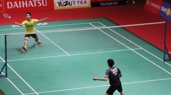 Pebulu tangkis tunggal putra Indonesia Anthony Sinisuka Ginting mengembalikan shuttlecock ke arah pebulu tangkis Jepang Kazumasa Sakai dalam babak final Indonesia Masters 2018 di Istora Senayan, Jakarta, Minggu (28/1/2018).