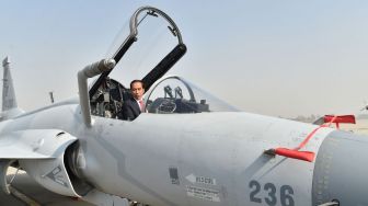 Di Pakistan, Jokowi Sempat Naik ke Kokpit Pesawat Tempur JF-17