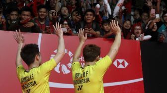 Kevin Sanjaya Sukamuljo/Marcus Fernaldi Gideon  mengekspresikan kegembiraan seusai mendapatkan poin saat melawan ganda Cina putra Li Junhui dan Liu Yuchen pada babak final Indonesia Masters 2018 di Istora Senayan, Jakarta, Minggu (28/1/2018).