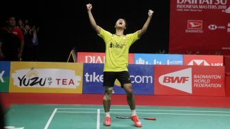 Pebulu tangkis tunggal putra Indonesia Anthony Sinisuka Ginting mengembalikan shuttlecock ke arah pebulu tangkis Jepang Kazumasa Sakai dalam babak final Indonesia Masters 2018 di Istora Senayan, Jakarta, Minggu (28/1/2018).