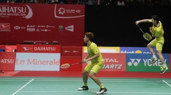 Kevin Sanjaya Sukamuljo/Marcus Fernaldi Gideon  mengekspresikan kegembiraan seusai mendapatkan poin saat melawan ganda Cina putra Li Junhui dan Liu Yuchen pada babak final Indonesia Masters 2018 di Istora Senayan, Jakarta, Minggu (28/1/2018).