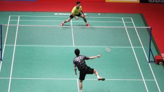 Pebulu tangkis tunggal putra Indonesia Anthony Sinisuka Ginting mengembalikan shuttlecock ke arah pebulu tangkis Jepang Kazumasa Sakai dalam babak final Indonesia Masters 2018 di Istora Senayan, Jakarta, Minggu (28/1/2018).