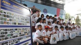 Sejumlah anak Sekolah Dasar mengikuti sosialisasi bahaya narkoba di Perpustakaan Nasional, Jakarta, Senin (29/1).