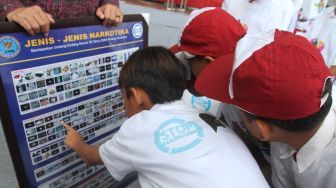 Sejumlah anak Sekolah Dasar mengikuti sosialisasi bahaya narkoba di Perpustakaan Nasional, Jakarta, Senin (29/1).