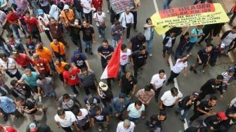 Driver taksi online melakukan aksi unjuk rasa di kawasan Monas, Jakarta, Senin (29/1).