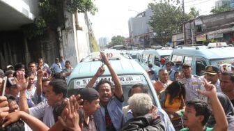 Sejumlah sopir angkot melakukan aksi menutup Jalan Jati Baru, Tanah Abang, Jakarta, Senin (29/1).