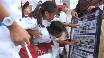 Sejumlah anak Sekolah Dasar mengikuti sosialisasi bahaya narkoba di Perpustakaan Nasional, Jakarta, Senin (29/1).