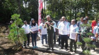 Toyota Bangun Taman Sakura di Jawa Tengah