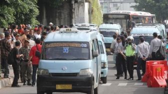 Sejumlah sopir angkot melakukan aksi menutup Jalan Jati Baru, Tanah Abang, Jakarta, Senin (29/1).