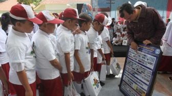 Sejumlah anak Sekolah Dasar mengikuti sosialisasi bahaya narkoba di Perpustakaan Nasional, Jakarta, Senin (29/1).