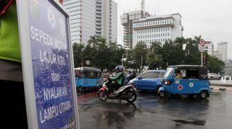 Polda Metro Jaya menggelar sosialisasi jalur motor di Jalan MH Thamrin dan Jalan Jenderal Sudirman, Jakarta, Selasa (30/1). 